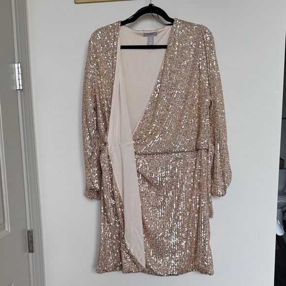 Gold sequin wrap dress - Picture 4 of 6
